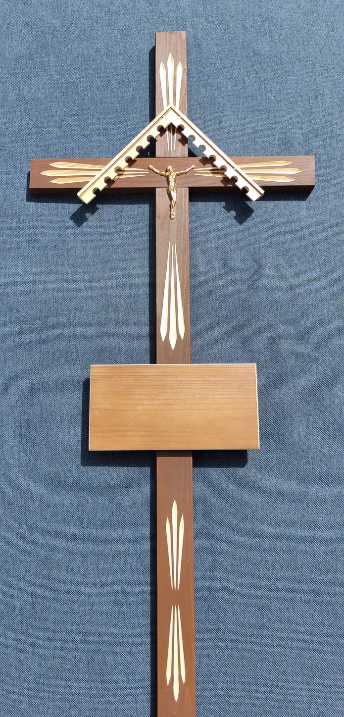 Puoštas tamsaus medžio kryžius, modelis 04