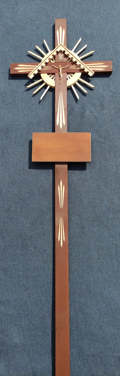Medinis kryžius su spinduliais, modelis 05