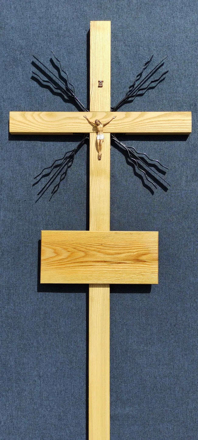 Šviesaus medžio kryžius su metalo ornamentu, modelis 11