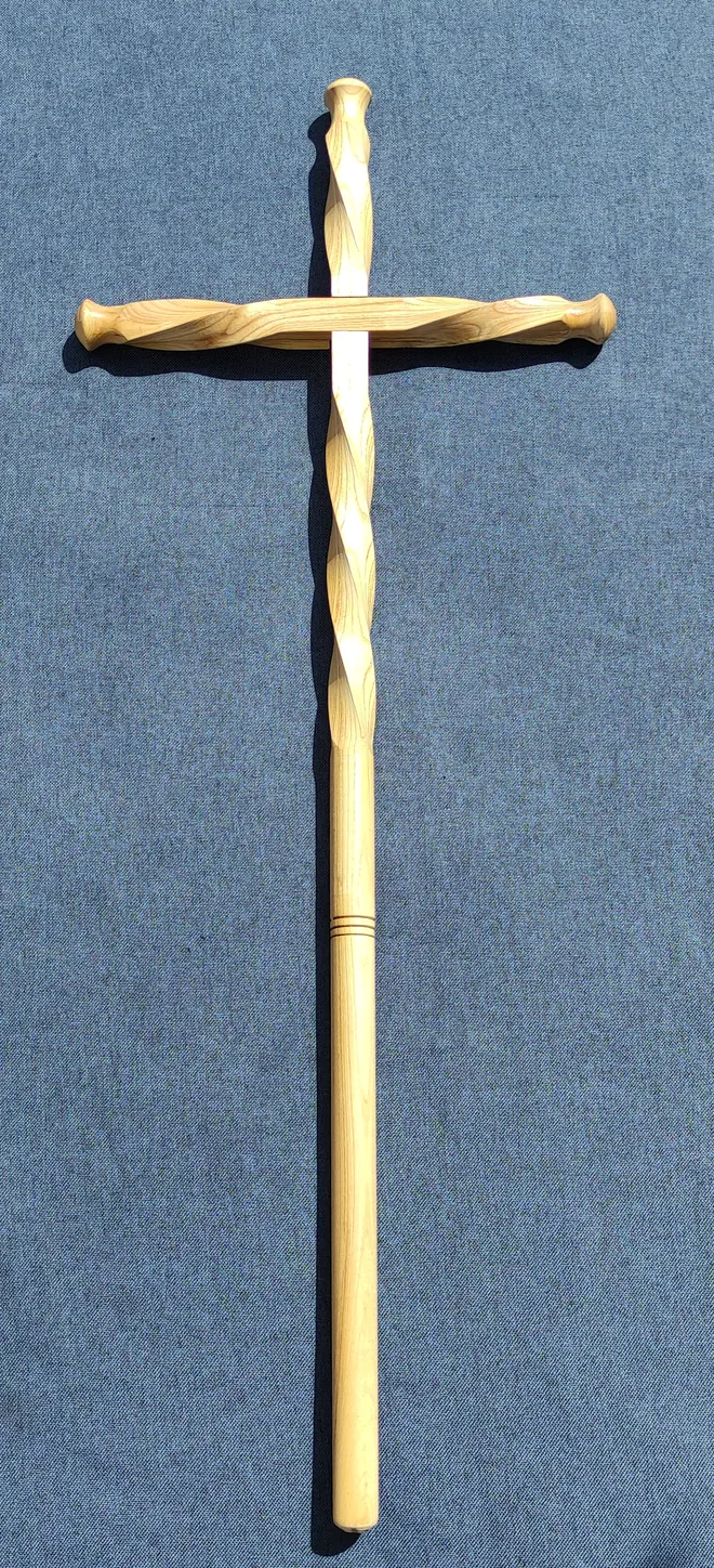 Rankomis drožtas medinis kryžius, modelis 15