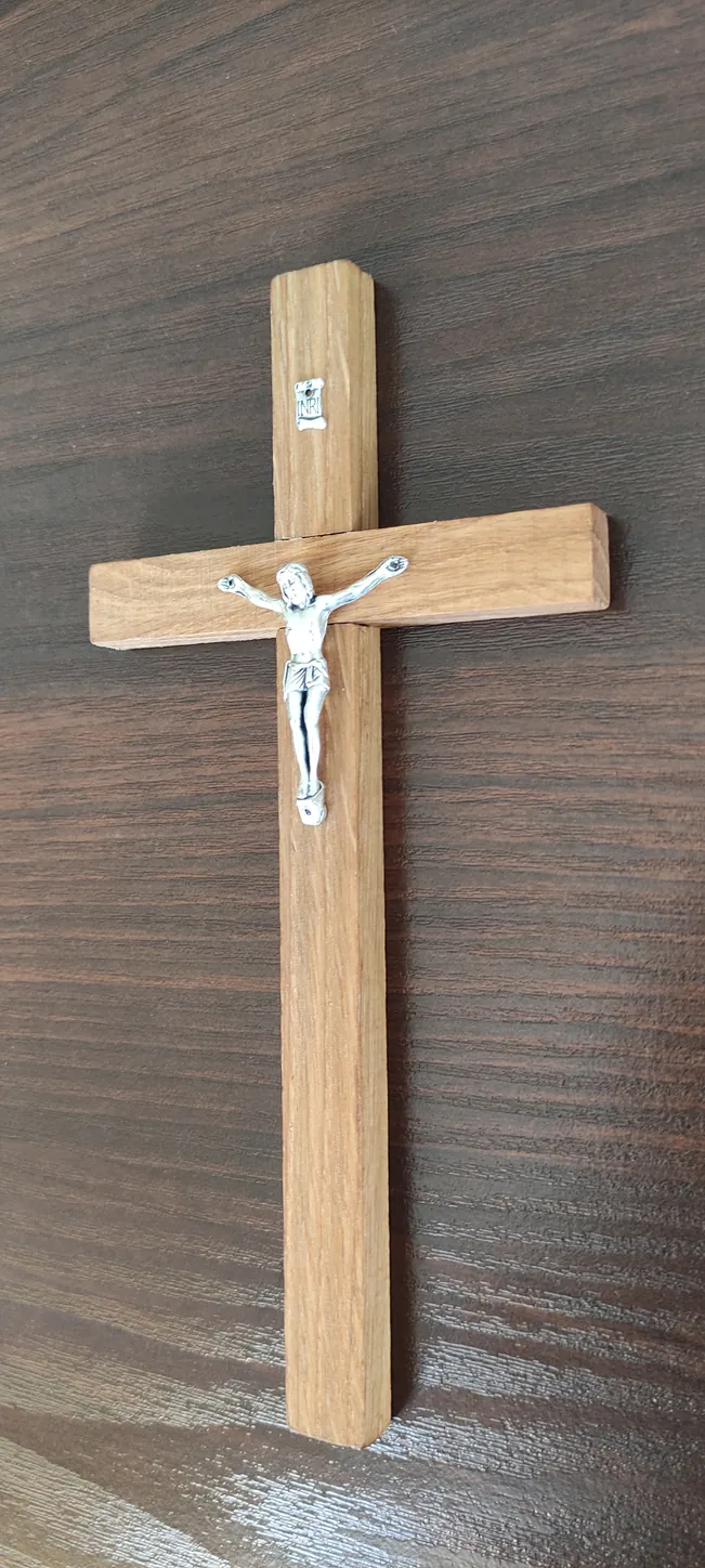 Ąžuolinis kryželis su nukryžiuotuoju, 18 cm aukščio, modelis 2